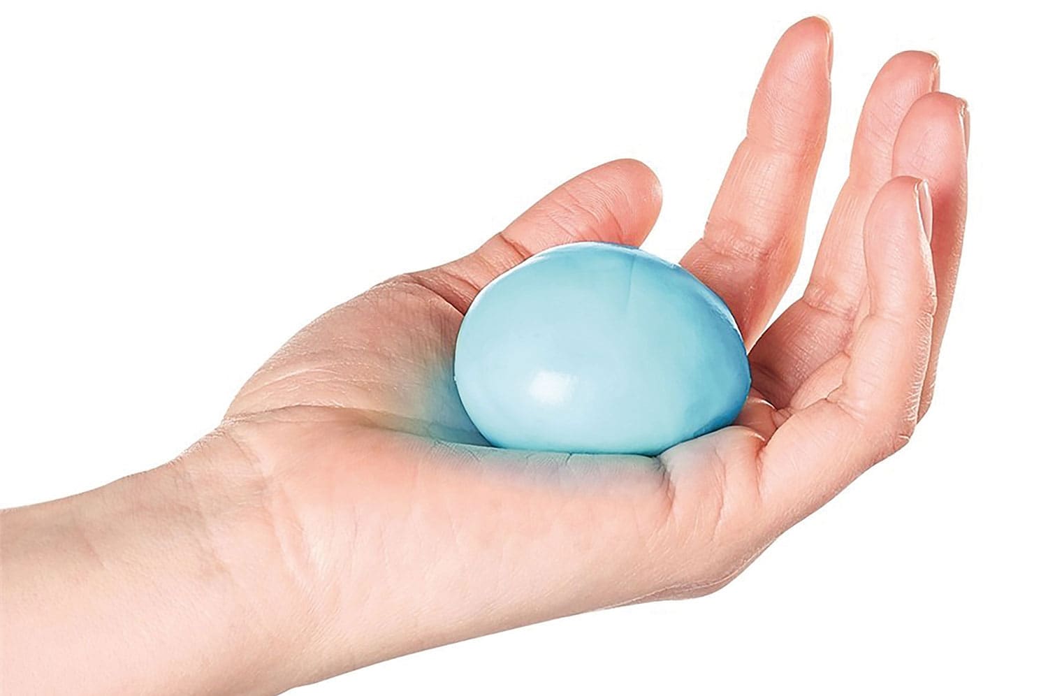 Hand knijpt in een blauwe therapieknijpbal.